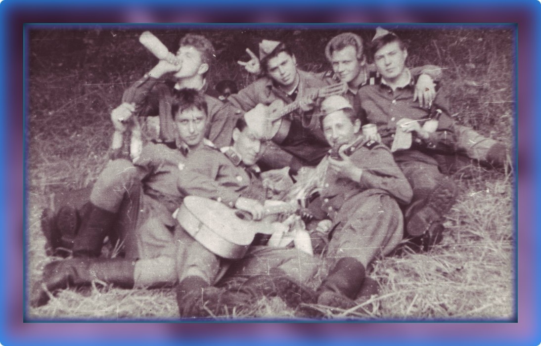 Фотография из личного архива Автора канала. Как вы думаете, кто из семерых Ванёк? 09.1987 г.