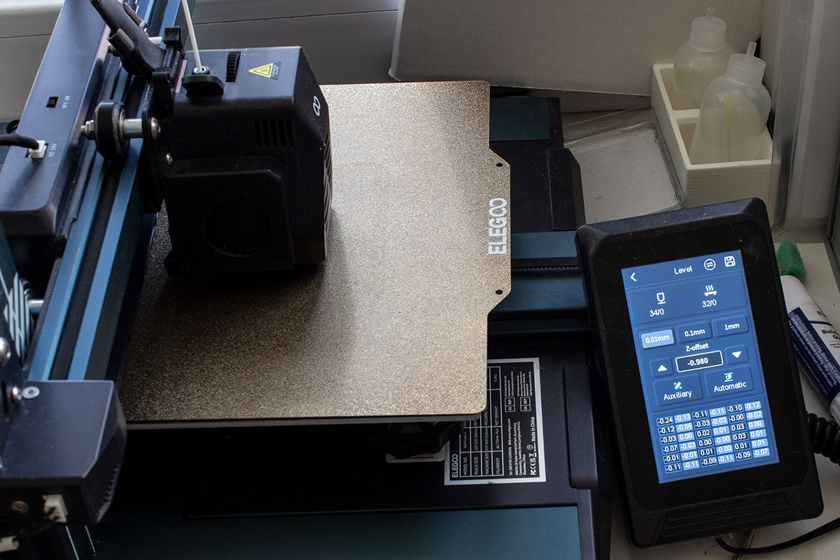 Принтер в режиме юстировки стола.