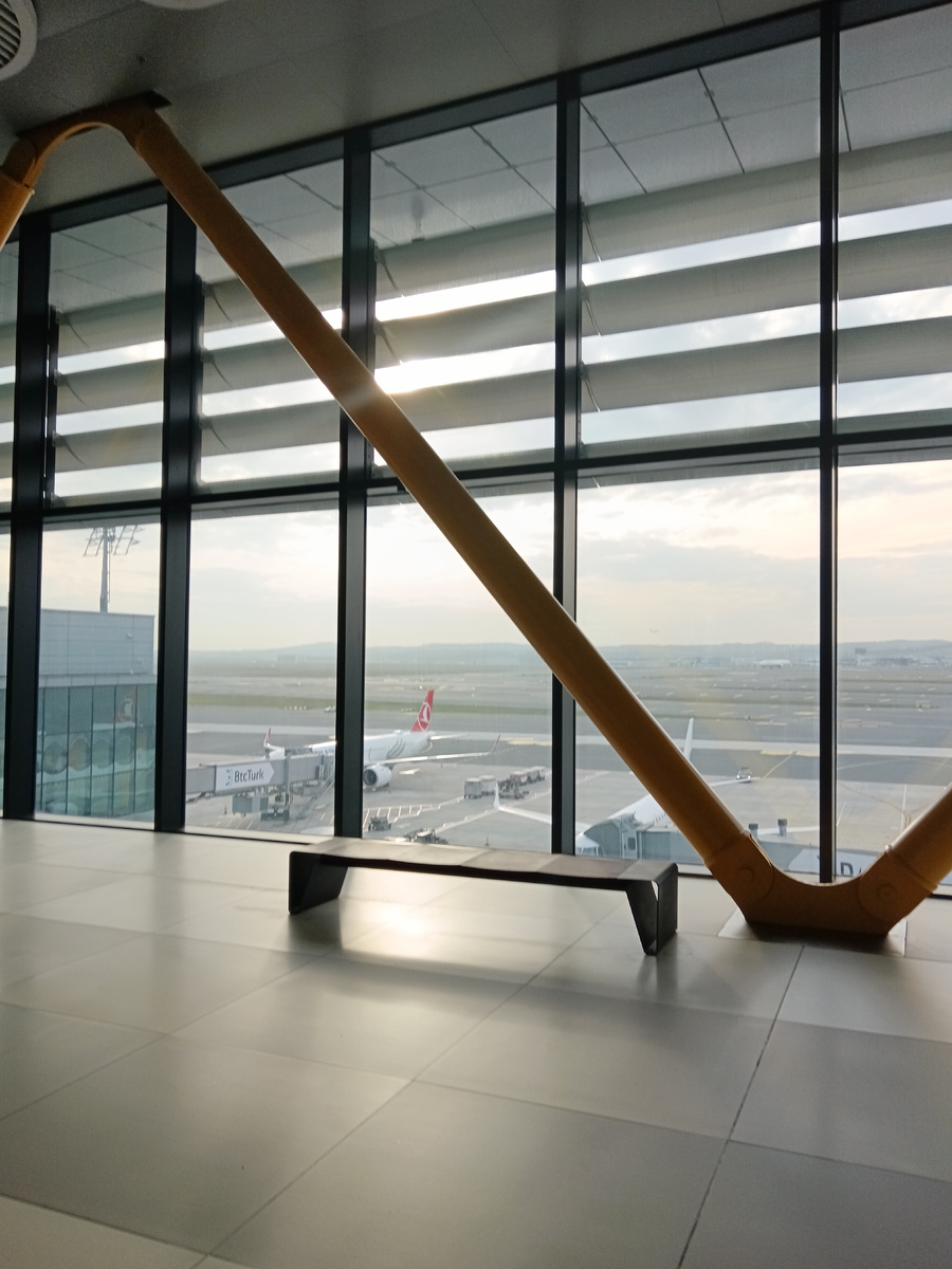 Зона прилёта аэропорта в Стамбуле.