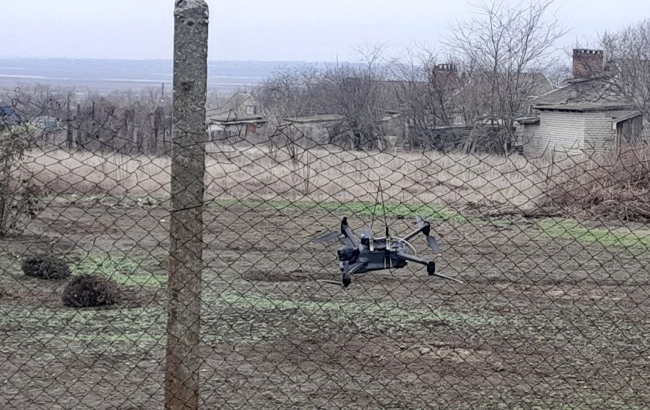 Возле администрации Васильевского территориального отдела Каховского муниципального округа Херсонской области завис дрон ВСУ. Был передан нашим военнослужащим. Вероятнее всего при отлёте разрядился аккумулятор или была потеряна связь, источник – Телеграм-канал Днепровский Рубеж