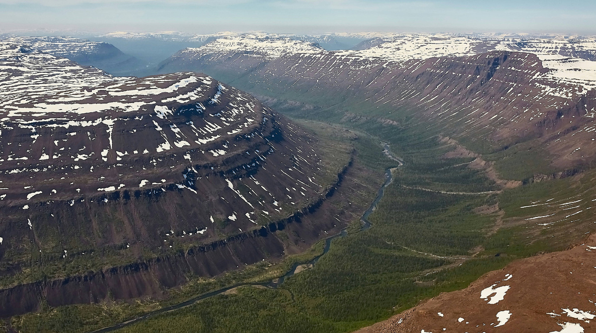 Плато Путорана. Столовые горы (Источник изображения: https://www.russiadiscovery.ru/news/mesta_putorana/)
