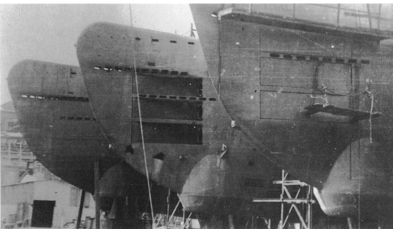 Недостроенный носовые секции лодок XXI проекта. Странного вида гондолы снизу торпедных аппаратов - это корпуса шумопеленгаторных станций.