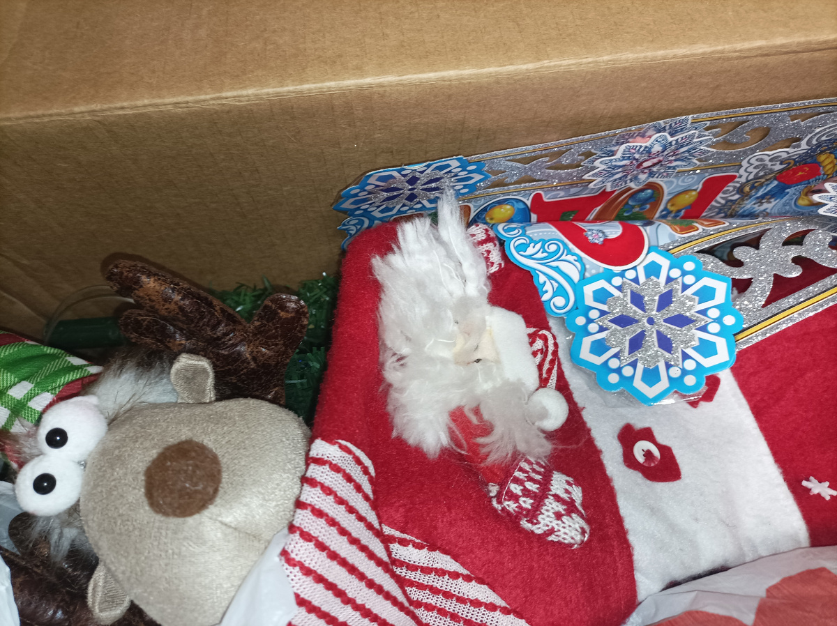 Вчера убрали ёлку и расфасовали по коробкам новогодний декор