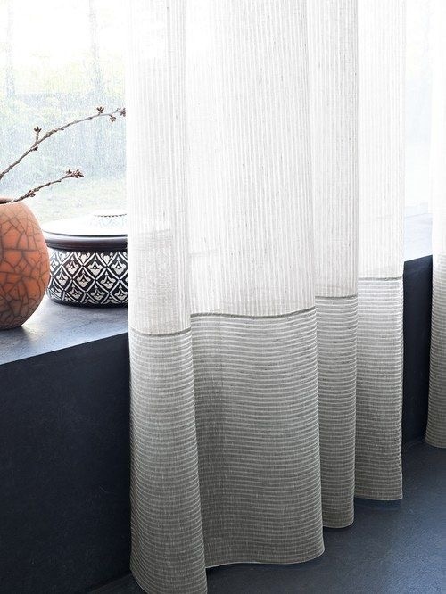 Льняные портьеры в мелкую полоску, которая созидает стильный рисунок отделки 