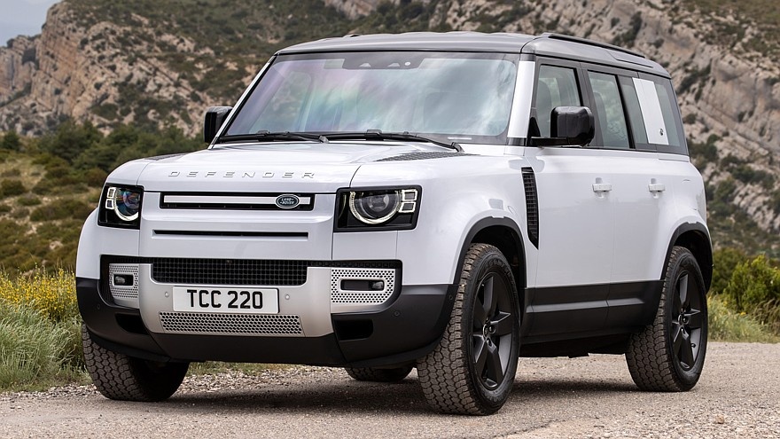    На фото: актуальный внедорожник Land Rover Defender 110 P400e