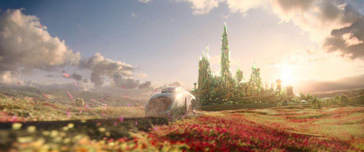 Кадр из фильма «Злая: Сказка о ведьме Запада» (2024) принадлежит кинокомпаниям Marc Platt Productions, Universal Pictures, The Araca Group и Universal Stage Productions. Режиссёры: Джон Эм Чу и Стивен Долдри.