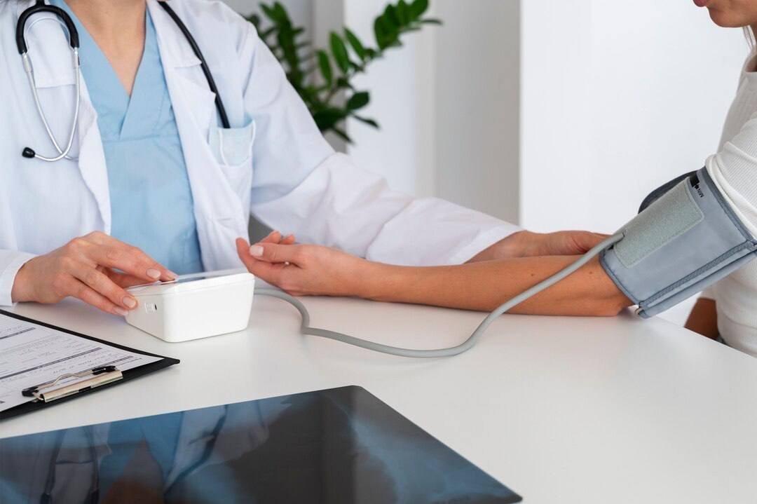 Распространённость гипертензии или гипертонической болезни среди взрослого населения составляет порядка 30–45%, причём с возрастом этот показатель увеличивается, достигая 60% и более у людей старше 60 лет.
