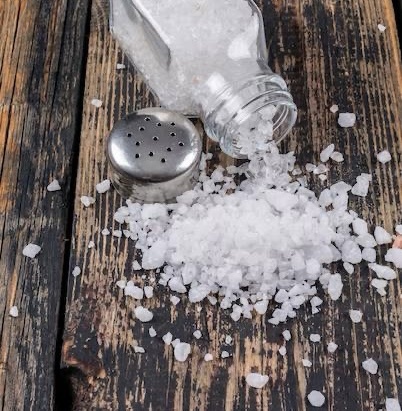 Употребление соли следует сократить до 5 г в сутки (примерно одна чайная ложка). Не подсаливайте пищу: избыток натрия приводит к задержке воды в организме, что повышает давление.