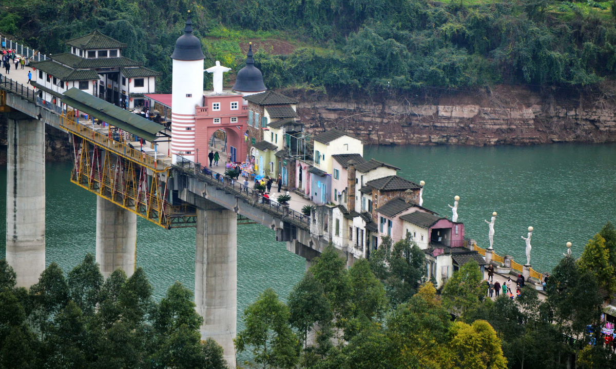 Город, построенный на 400-метровом мосту в Чунцине. Фотография: GettyImages.
