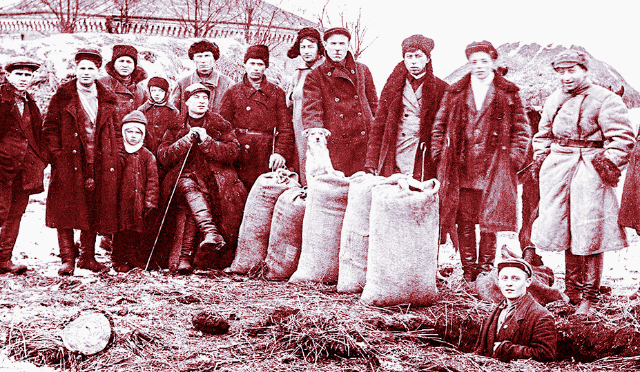 С какой целью летом 1933 года работники НКВД изымали у колхозников зерно и его сжигали, когда в стране был голод