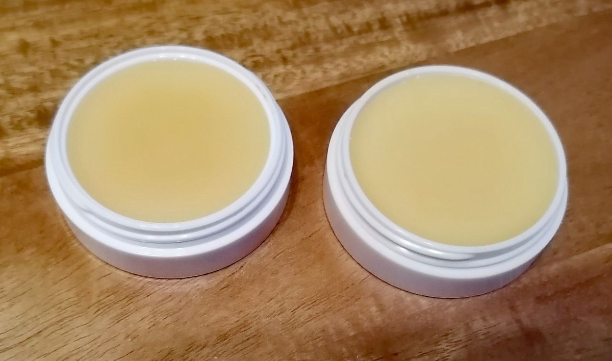 Только что приготовленный бальзам для кутикул и ногтей, застывающий в баночках из-под Creme Abricot (легендарный продукт для маникюра Dior). Фото автора