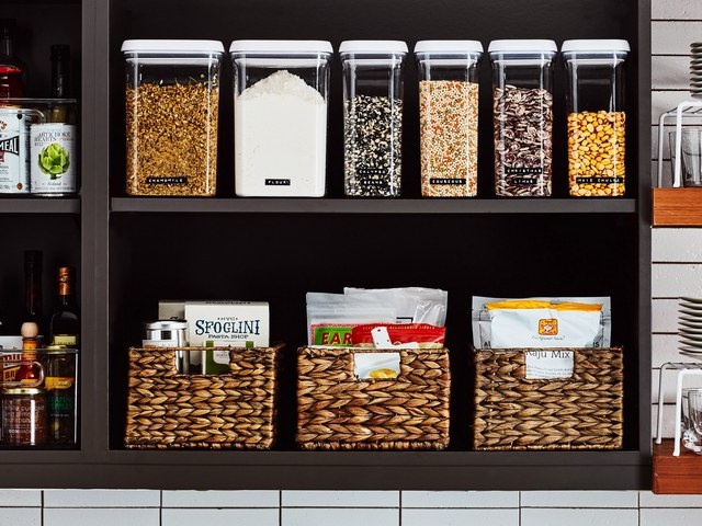 Хранение круп и специй на кухне (фото: cherdak.io)