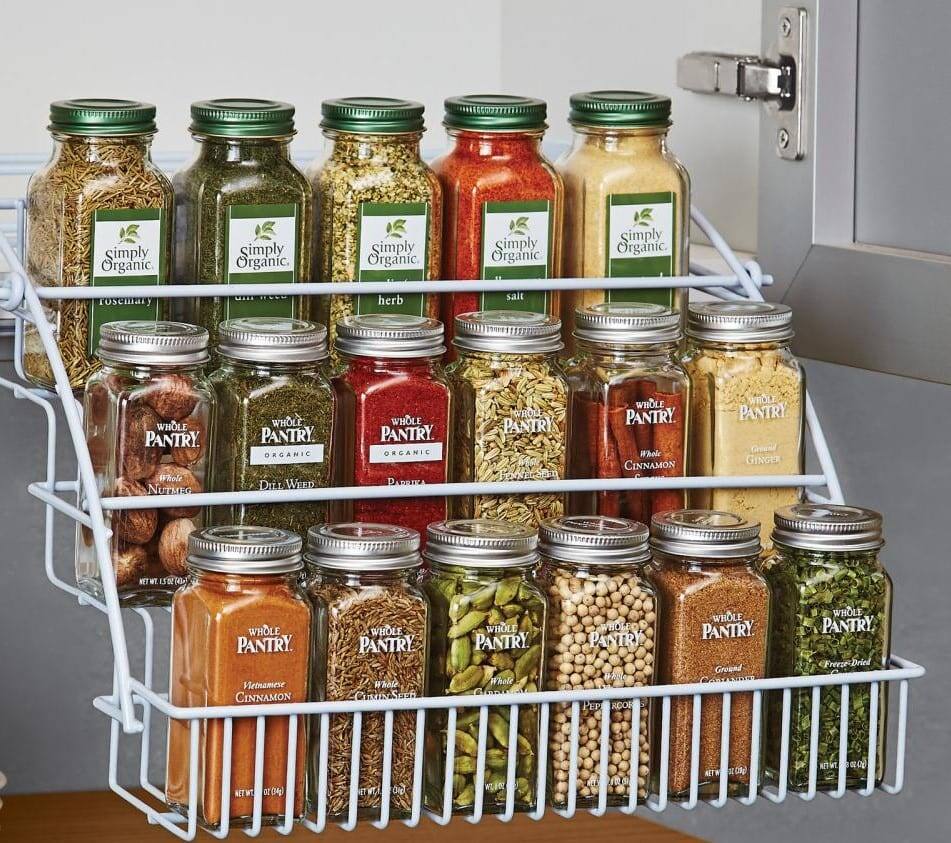 Однотипные баночки одного размера для хранения различных ингредиентов (фото: mirspets.ru)