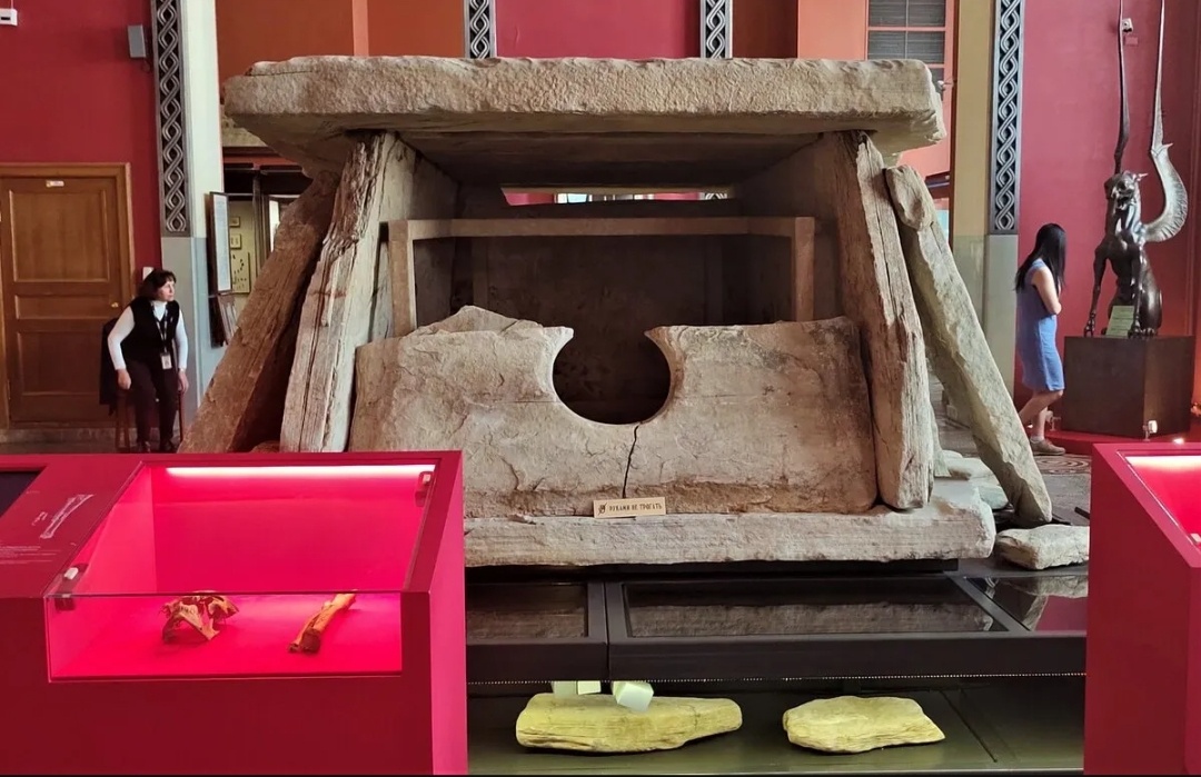 На фото: В Государственном Историческим музее прямо посреди Зала эпохи бронзы стоит… дольмен. Самый настоящий, из Краснодарского края.