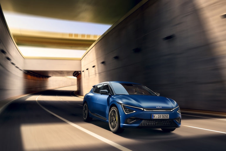 Несмотря на улучшение характеристик после обновления, Kia снизила цену на EV6 GT на европейском рынке на 3000 евро - до 69 990 евро (около 7,26 млн руб.).