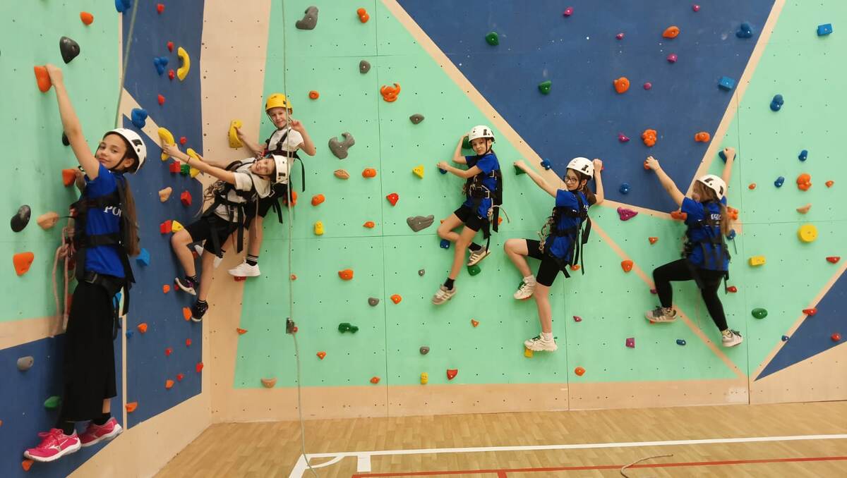 На занятии по скалолазанию на скалодроме