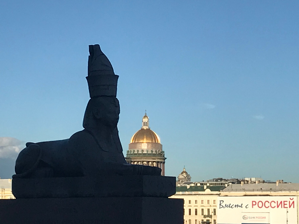 Сфинкс на Университетской набережной и купол Исаакиевского собора. Фото автора