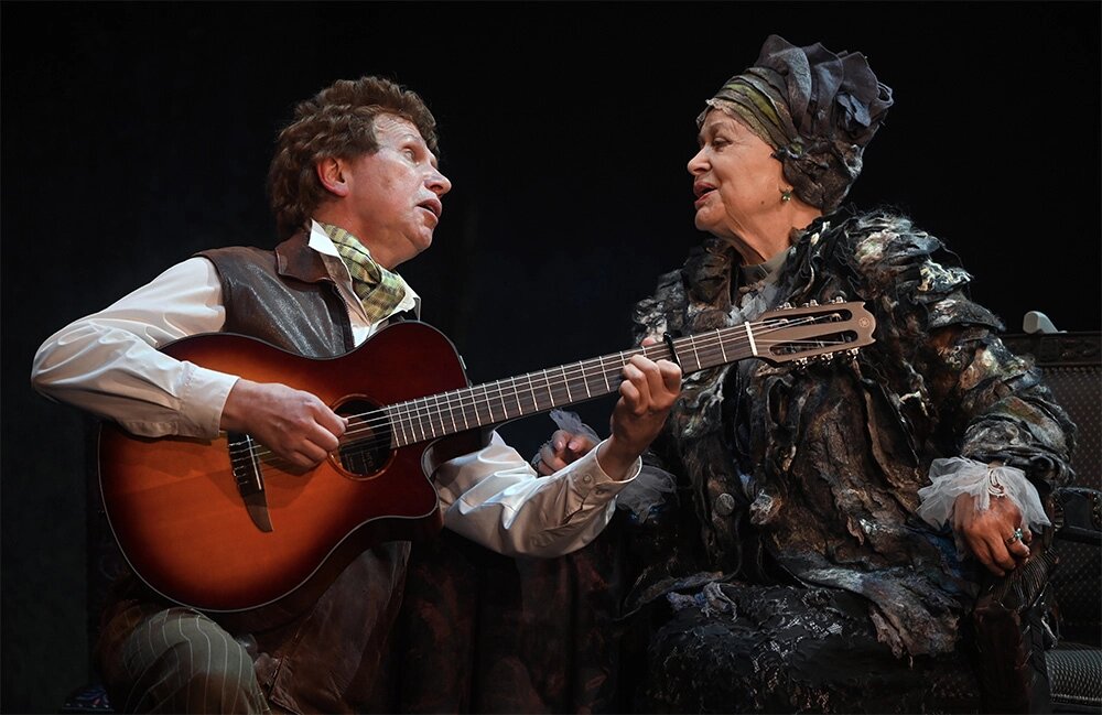    Валентина Талызинаи Андрей Анкундинов в сцене из спектакля «Волки и овцы» в постановке режиссера Игоря Яцко в Театре имени Моссовета. Фото:  РИА Новости/ Владимир Федоренко