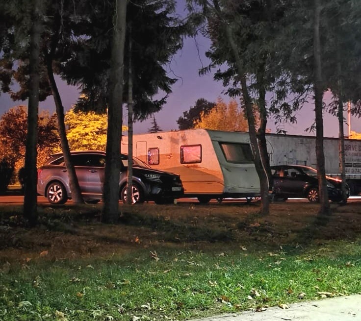 Вид из беседки парка на наш караван. 