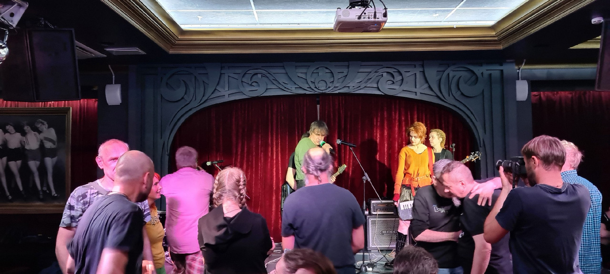 ЧЕРНОЗЁМ и ИЗЫЛЫ! в Новосибирске. Концерт летом 2023 года в "ФаСоли". Фото МАШБЮРО