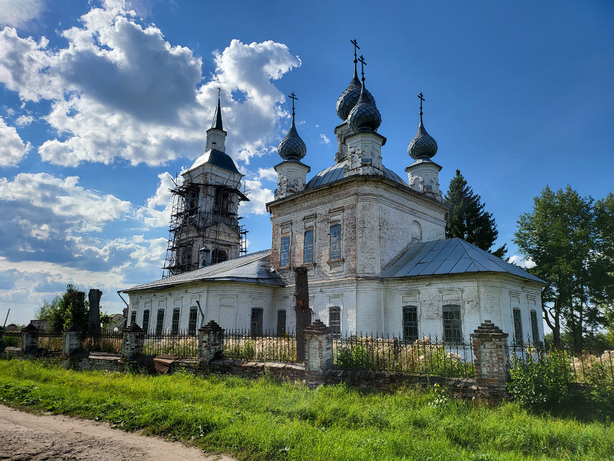 Храм Троицы Живоначальной в Селе Сандогора