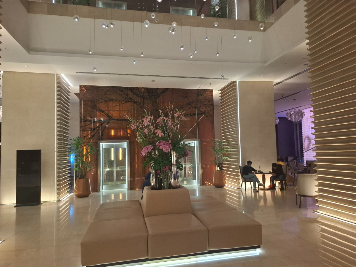 В холее отеля "Шератон", Каир