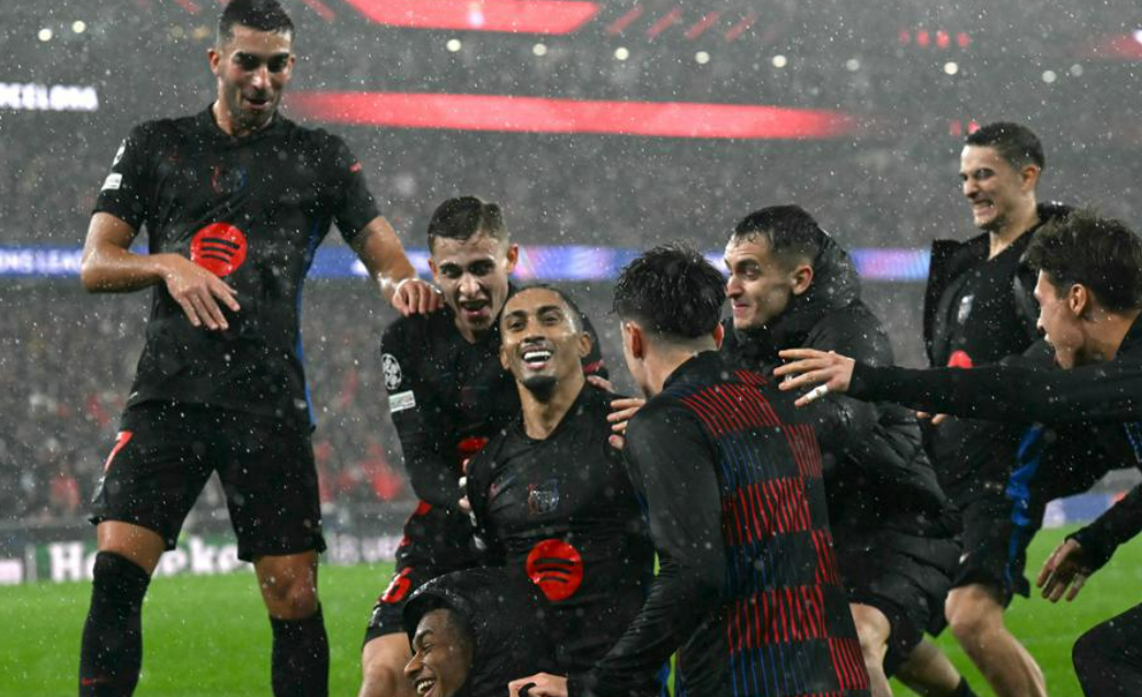 Рафинья принимает поздравления партнеров с победным голом в ворота "Бенфики" на 96-й минуте. Фото: УЕФА