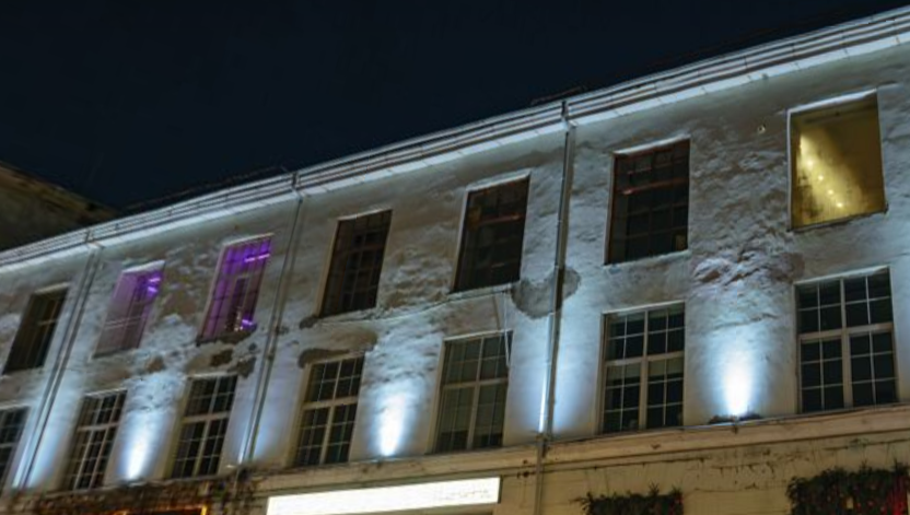 Эффект направленного света. Примерно то же происходит при освещении лампой Лосева.