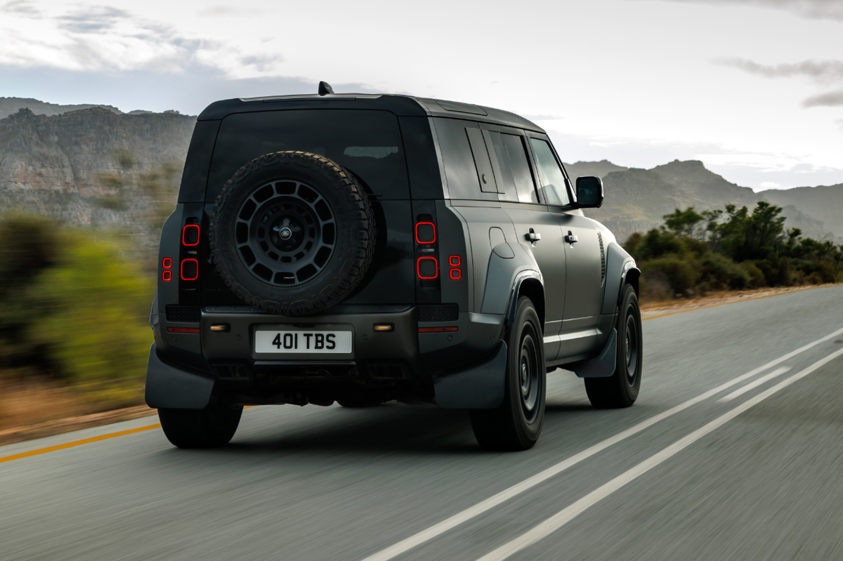 Внедорожник доступен по базовой цене в 185 300 евро.