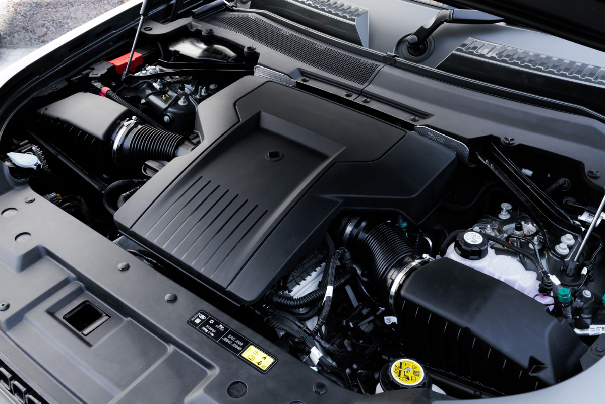 Defender Octa оснащен 4,4-литровым двигателем BMW V8 мощностью 635 лошадиных сил, который развивает мощность Land Rover.