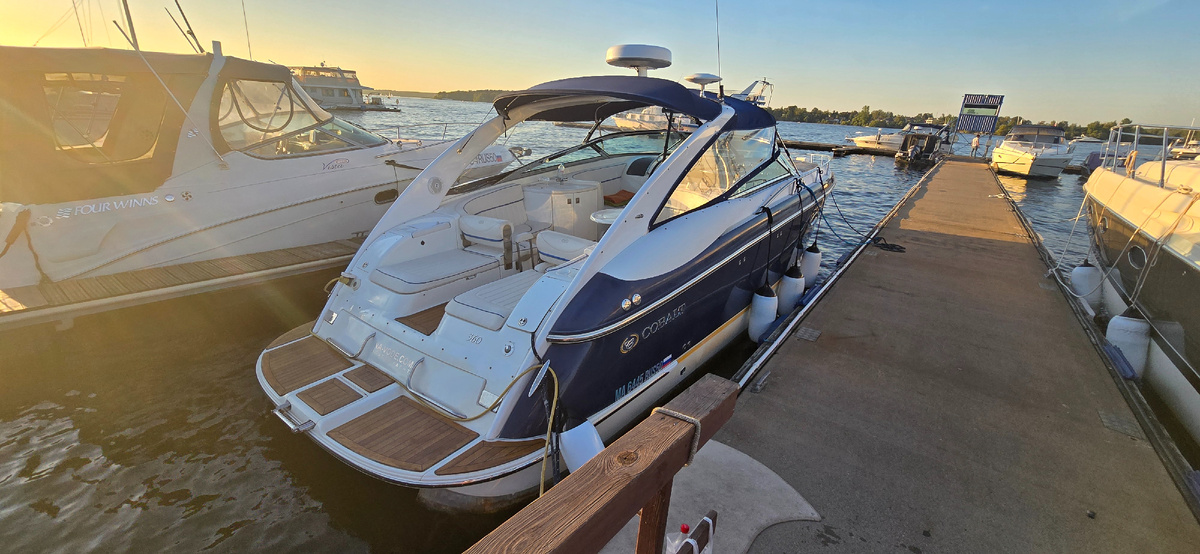 Катер NaVode в яхт клубе 