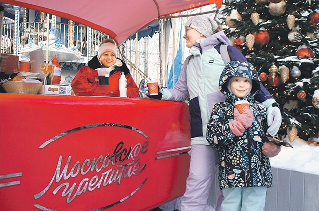   Перекусить и согреться можно у палаток «Московского чаепития». Фото:  АиФ/ Кирилл Искольдский