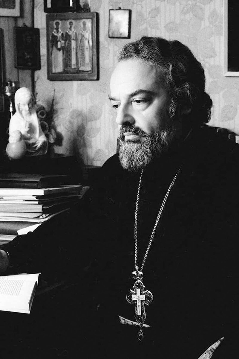 Александр Владимирович Мень (22 января 1935 - 9 сентября 1990) — протоиерей Русской православной церкви, богослов, автор книг по богословию, истории христианства и других религий, основам христианского вероучения, православному богослужению 