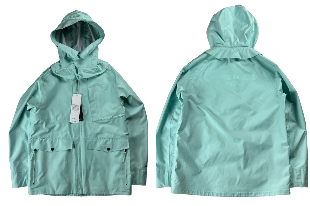 На спине принт STONE ISLAND MARINA из блестящего полиэстра, а на левом рукаве "звездочка" логотипа бренда (stellina)