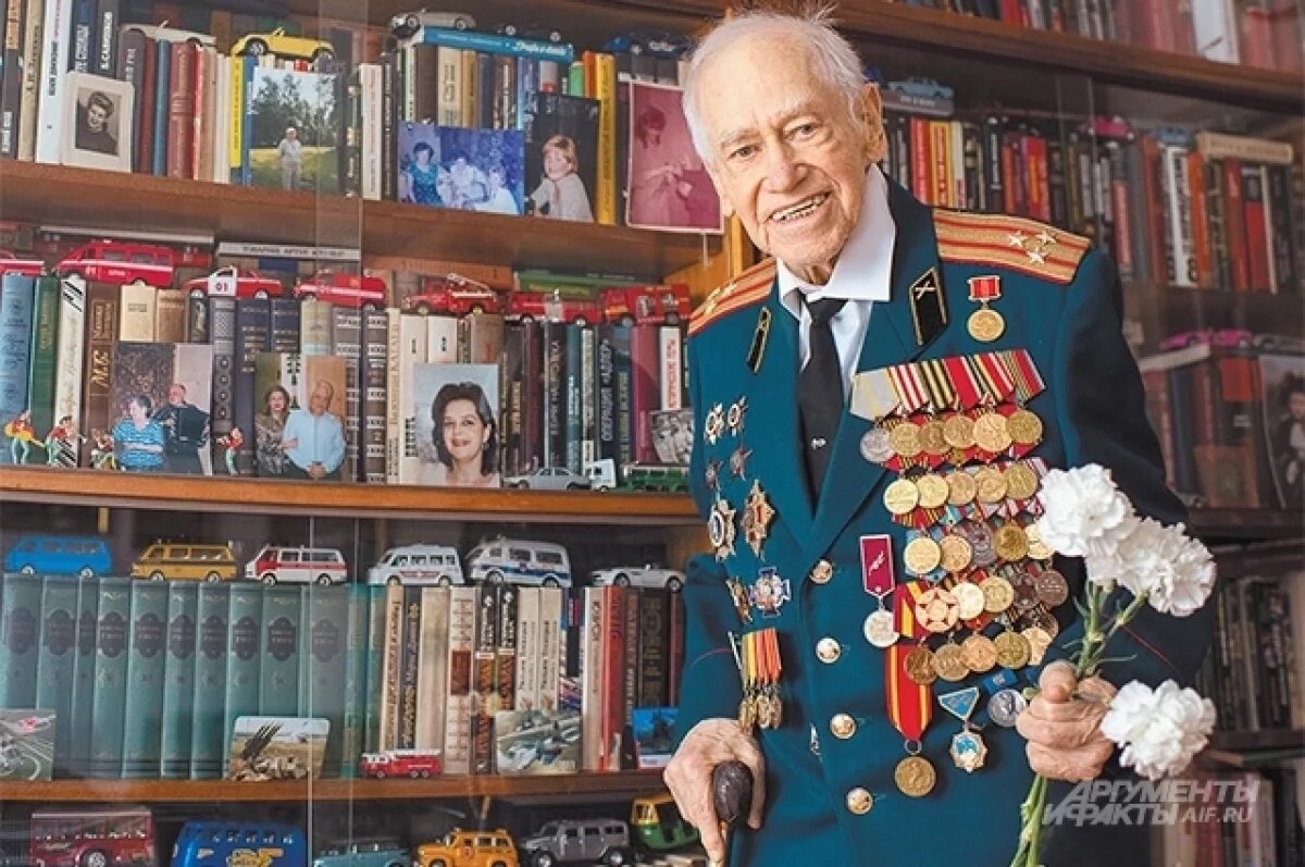    В свой вековой юбилей фронтовик не унывает и вместе со всеми планирует «торжественно и душевно» отметить 80-летие Победы.