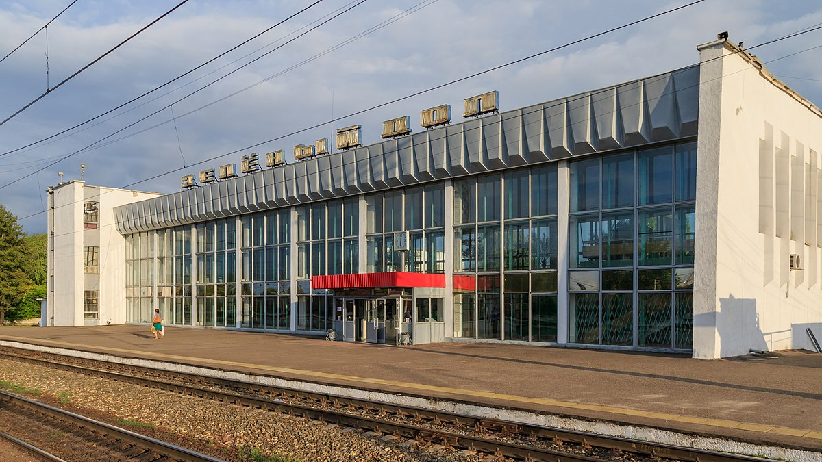Зеленый Дол. Вокзал. Фото с сайта  https://ru.m.wikipedia.org/wiki/%D0%A4%D0%B0%D0%B9%D0%BB:Zeleny_Dol_Station_and_surroundings_08-2016_img9.jpg. Взято с Яндекс.Картинки