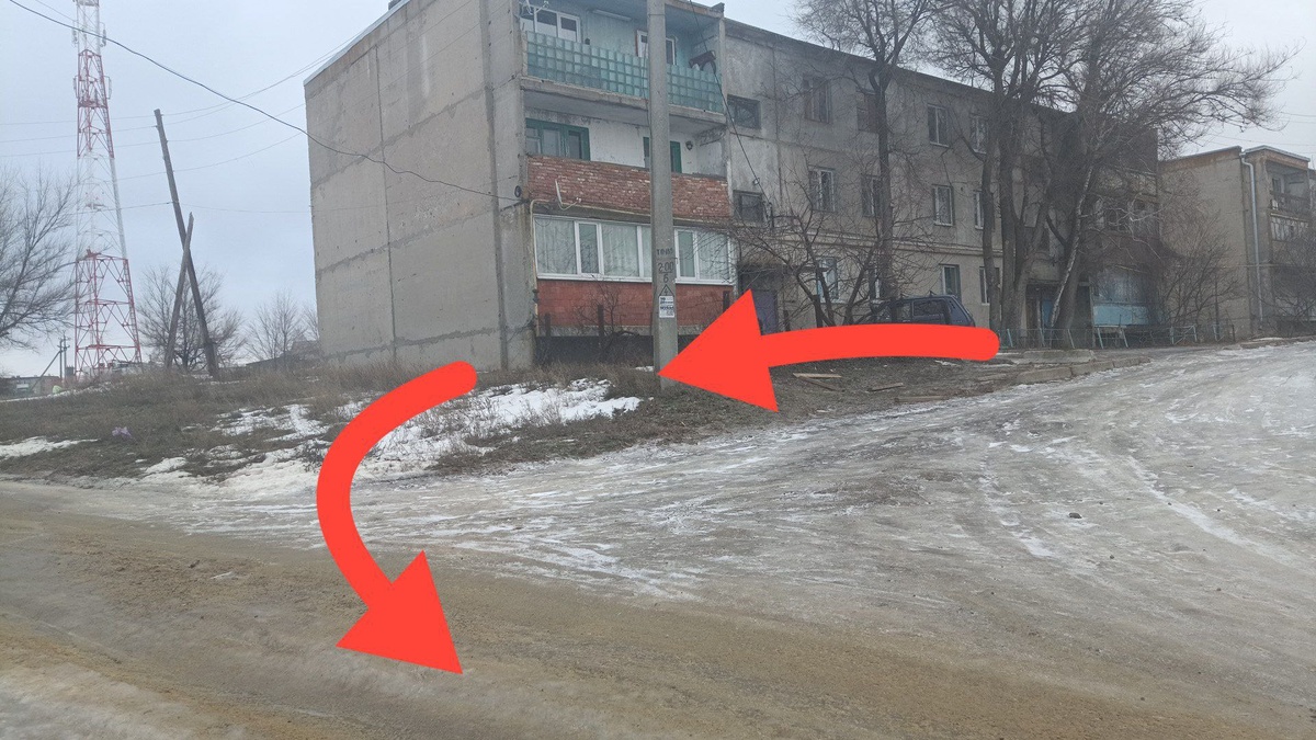 это Дианка мне наглядно рисовала, каким образом можно относительно безопасно спуститься вниз от нашего дома ))