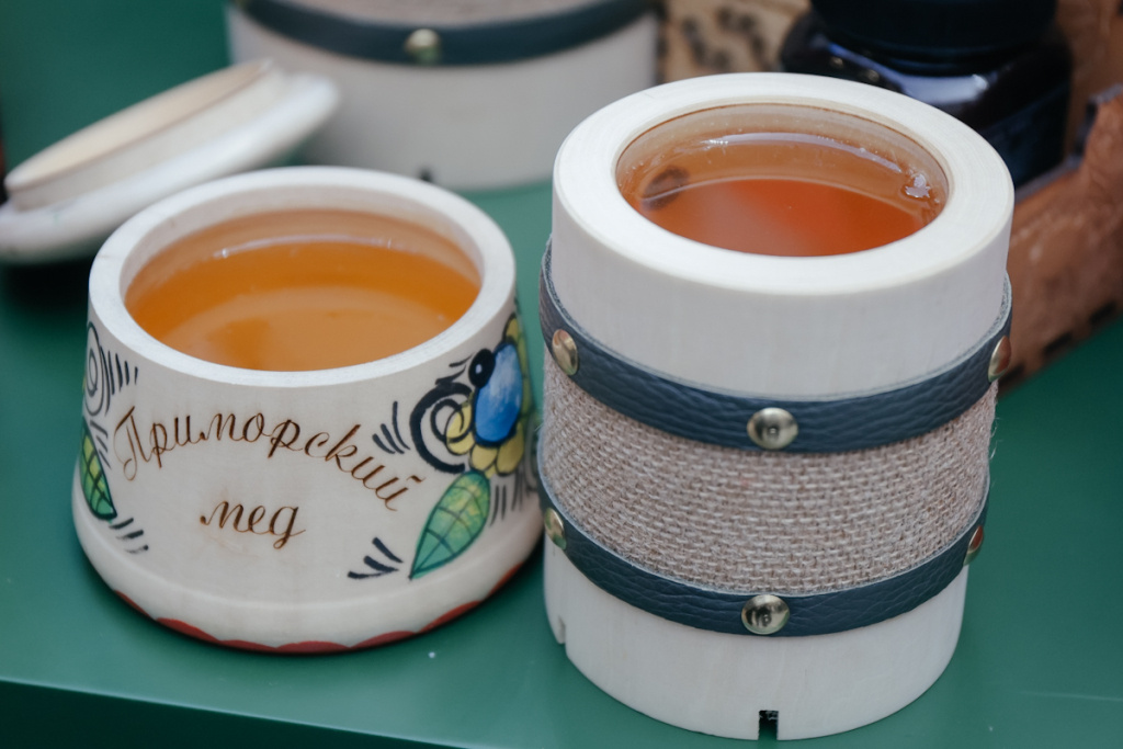 Приморский мед пользуется популярностью на выставке / Фото: Оксана Шишенко — правительство Приморского края