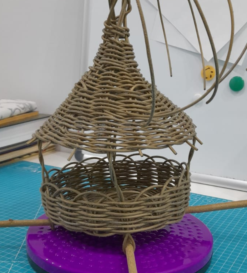 Кормушка для птиц из ротанга