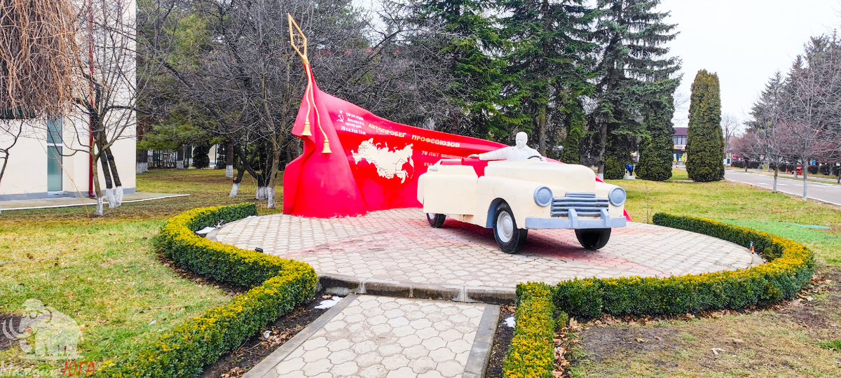 Где еще можно сфотографироваться на фоне серпасто-молоткастого (много где, но так - нигде))