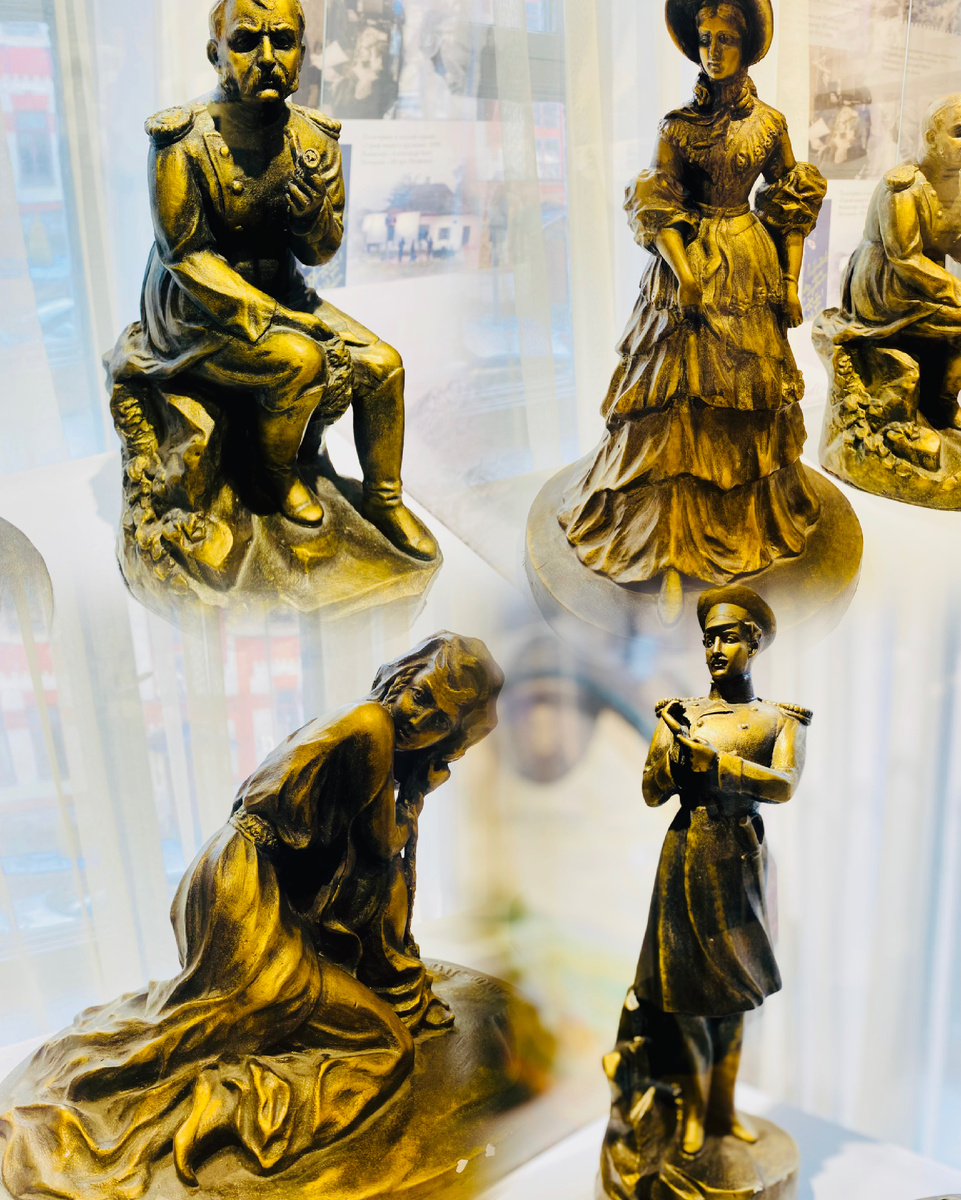 Скульптуры персонажей романа «Герой нашего времени». Печорин, Бэла, княжна Мери, Максим Максимович. Автор: И.Ф. Шеховская, 1950г. Гипс, бронзирование.