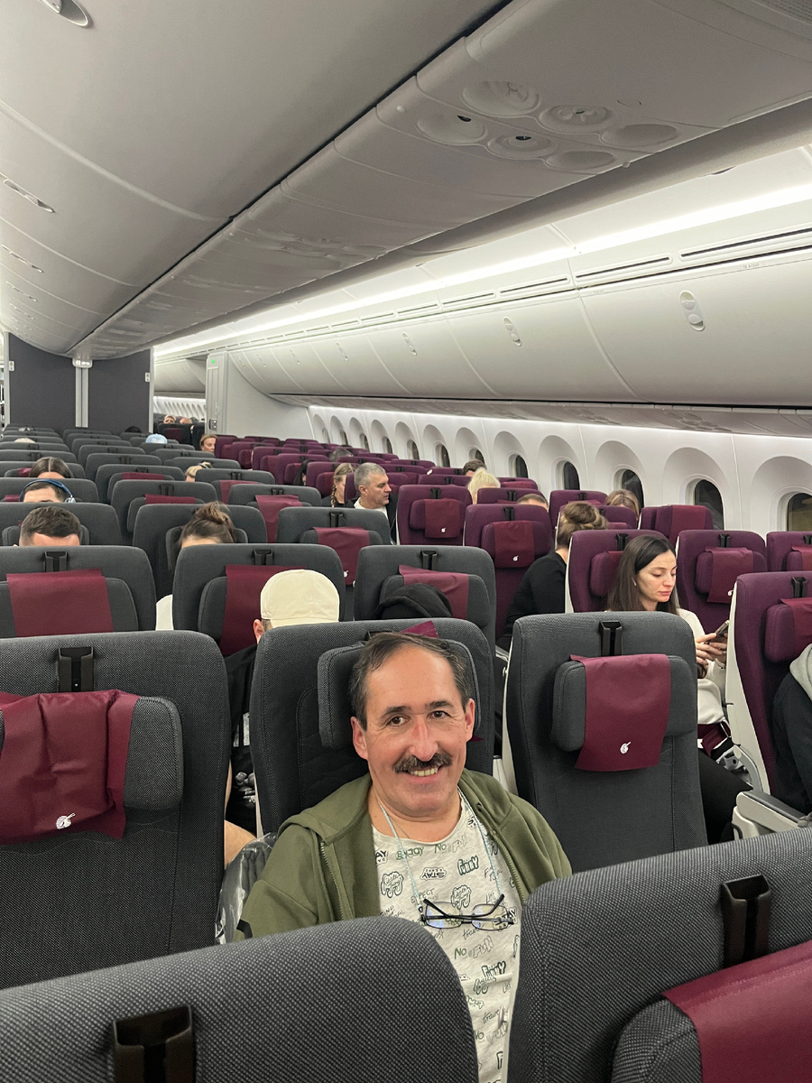 Многие пассажиры эконом-класса, после ужина, разлеглись на своих рядах