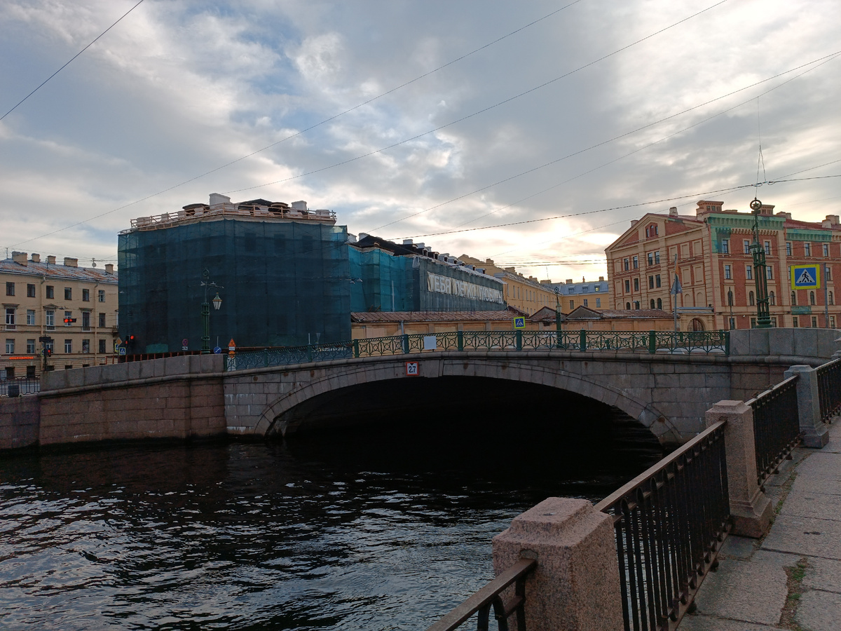 по набережной Фонтанки
