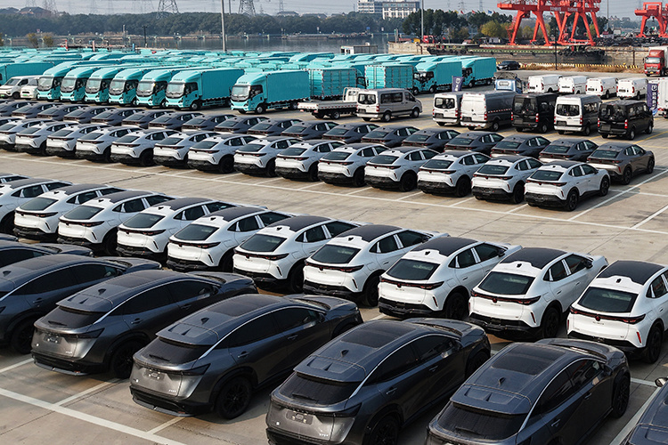    Если в 2023 году татарстанский автомобильный рынок на 41,5% состоял из машин китайских брендов, то уже по итогам 2024-го доля новых китайских автомобилей в общих продажах достигла 52,4%.   
Фото: © Cfoto / Keystone Press Agency / www.globallookpress.com