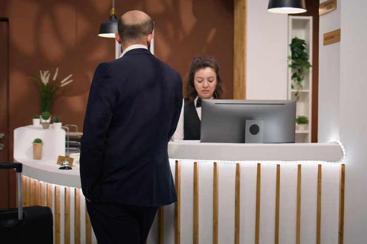    «Если они думают, что за счет туристического налога они пополнят бюджет, я больше чем уверен, что по динамике продаж это все уменьшится. Люди пойдут и разбегутся по квартирам».   
Фото: ru.freepik.com