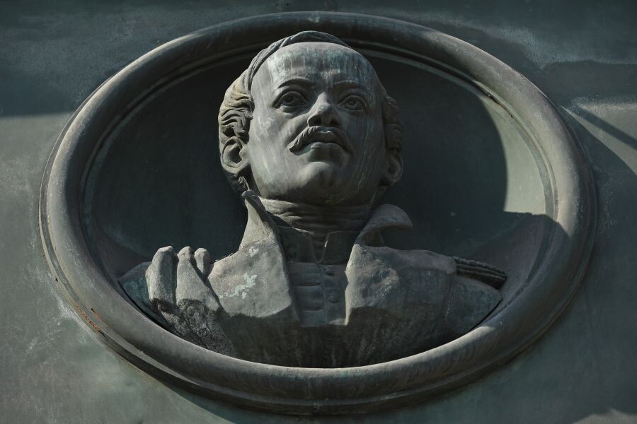    Барельеф с изображением поэта Михаила Лермонтова на фасаде Российской государственной библиотеки / Источник: © Владимир Вяткин/РИА Новости