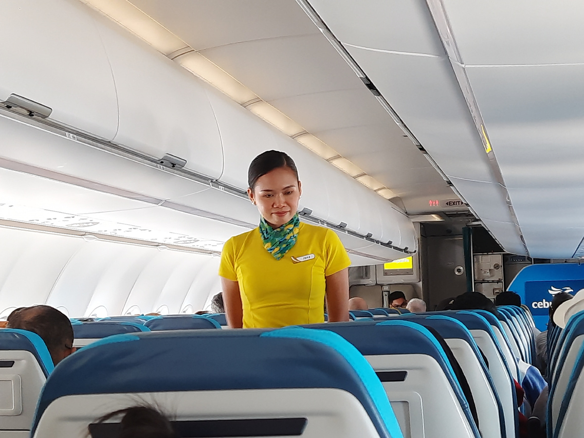 Стюардессы и стюарды Себу Пасифик одеты в джинсы и желтые футболки-поло