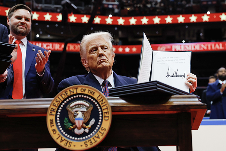    «Депортация коснется нескольких десятков тысяч очень ярких людей — осужденных преступников плюс тех, кого за несколько дней выловят напоказ. Потом Трамп выйдет и скажет: «Вот видите, я выполняю свои обещания, уже первые угрожающие нам мигранты покидают страну».   
Фото: © Anna Moneymaker — Pool via CNP / Keystone Press Agency / www.globallookpress.com