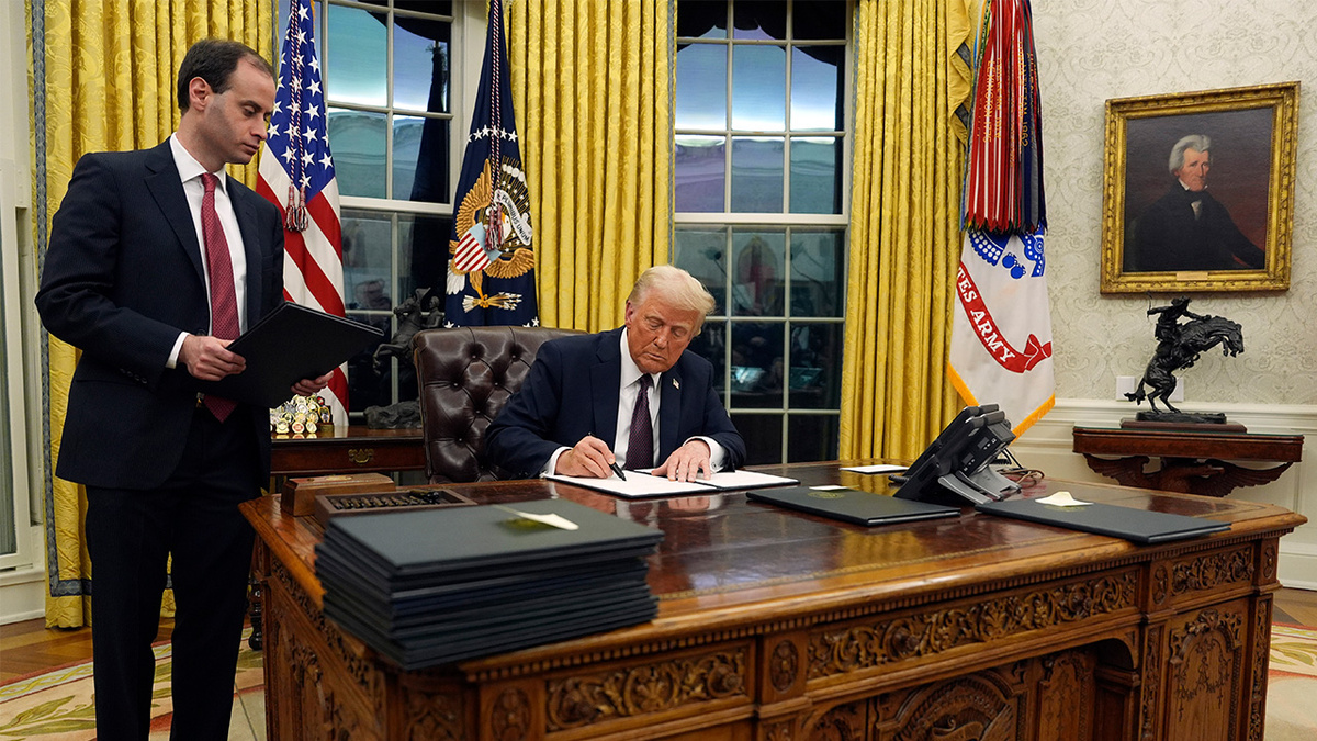 Дональд Трамп подписал указ, согласно которому все родившиеся в США больше не получают гражданство страны автоматически.