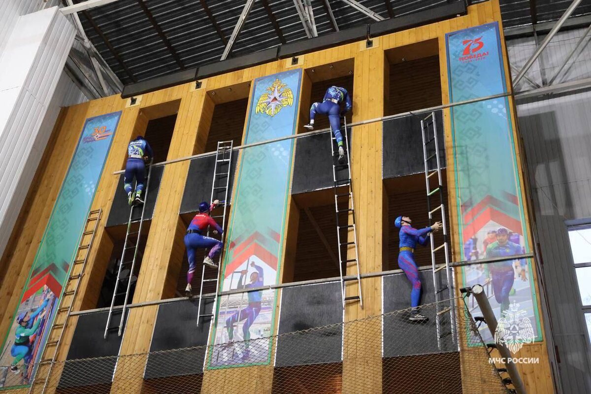    Югорские пожарные завоевали "золото" и "серебро" в подъеме по штурмовой лестнице